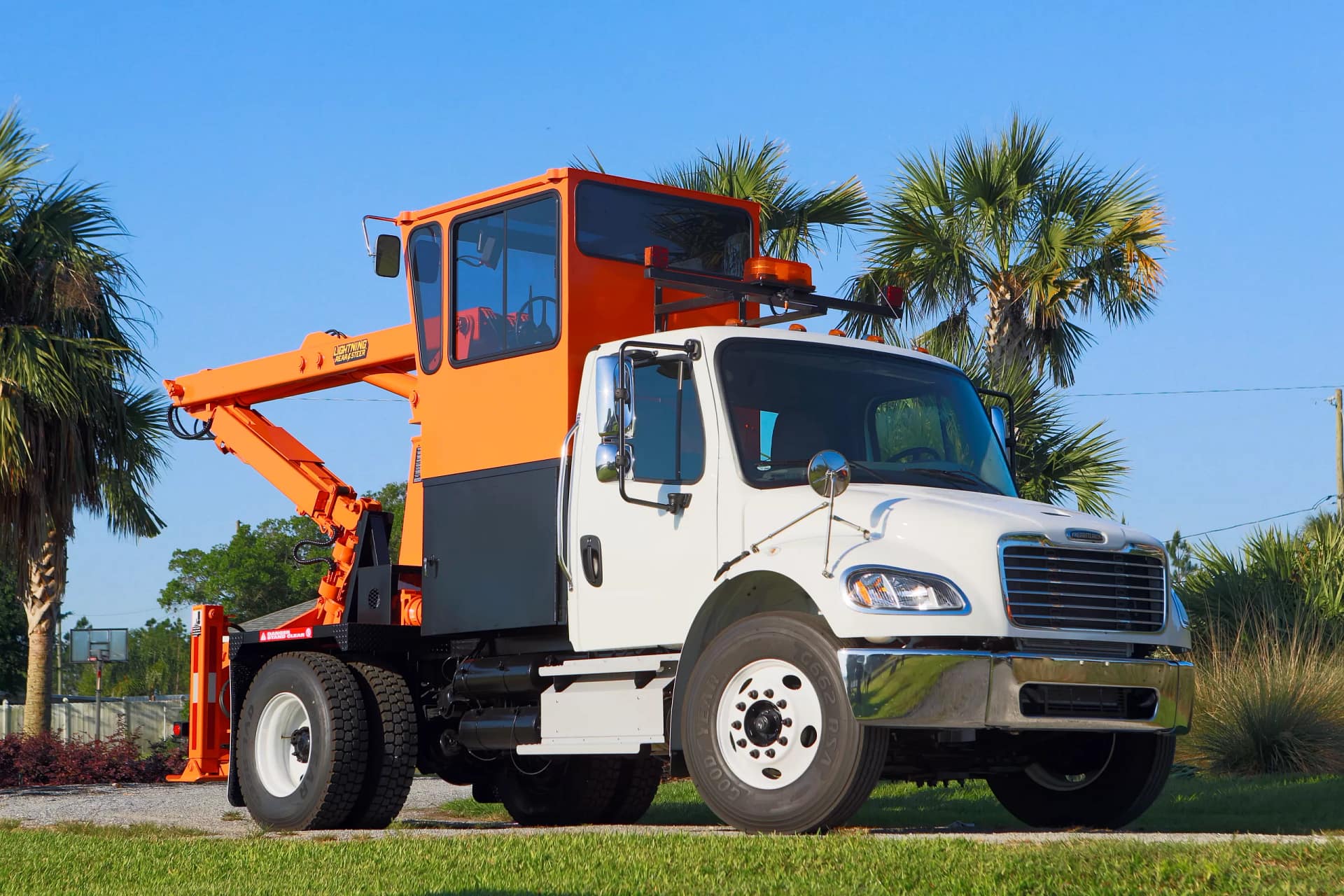 Raees Loader RS3 Rear Steer Lightning Loader - Petersen Industries Petersen Industries
